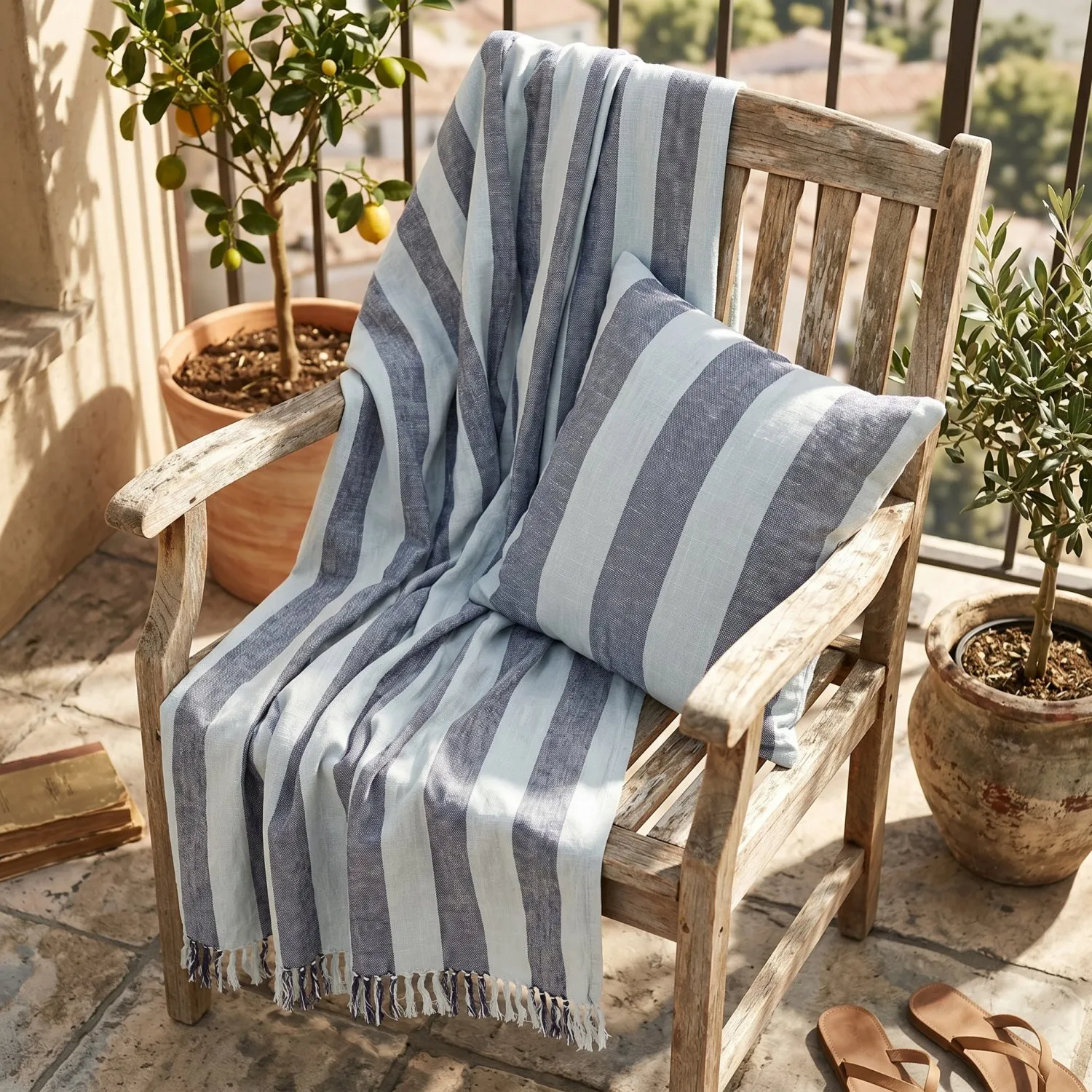 Poszewka na poduszke - Kora stripe cotton cushion cover (granatowy/jasnoniebieski)